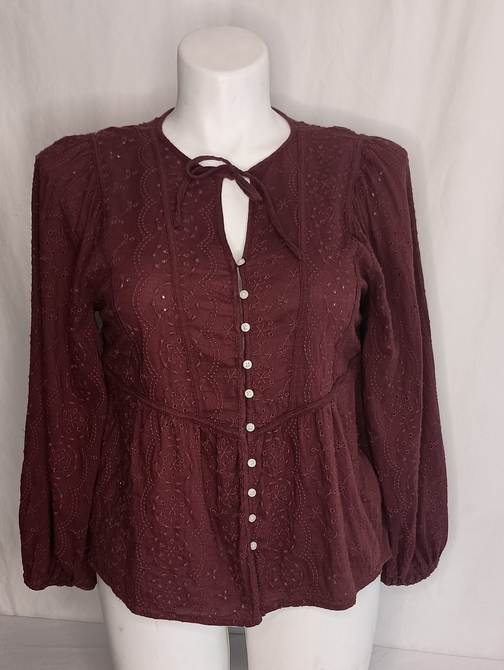 Women's Size Medium blouse embroidered Peasant Sleeve eyelet